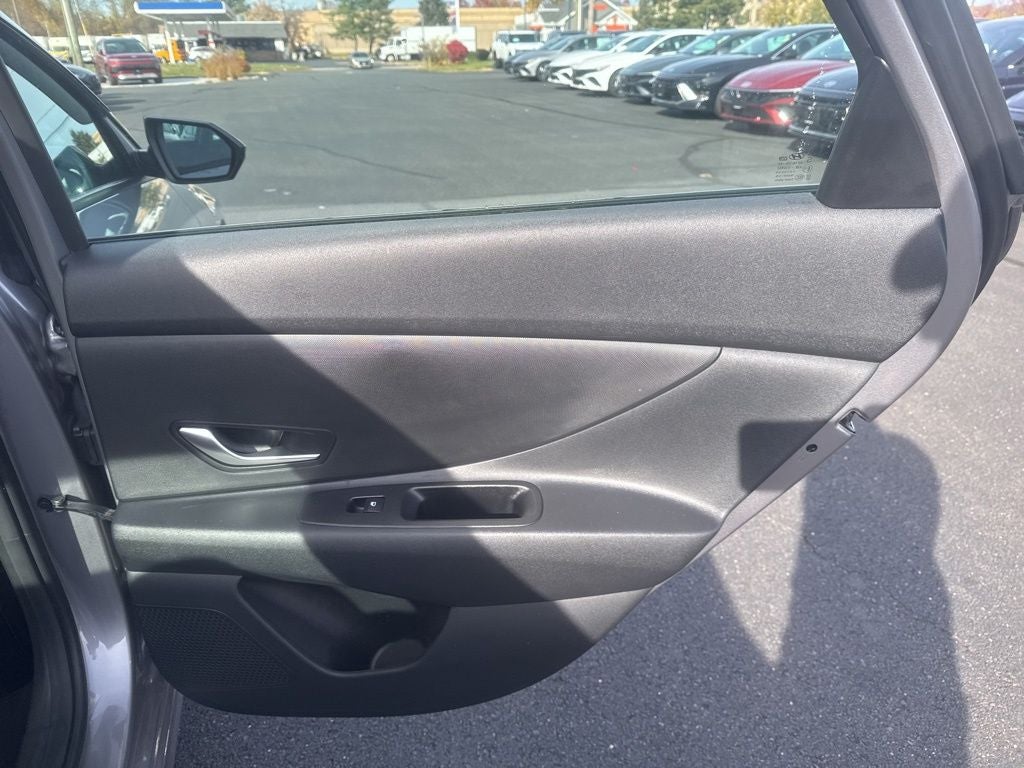 2025 Hyundai ELANTRA SE