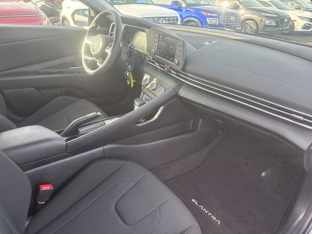 2025 Hyundai ELANTRA SE