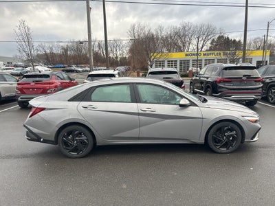 2025 Hyundai ELANTRA SE