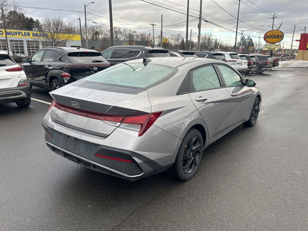 2025 Hyundai ELANTRA SE